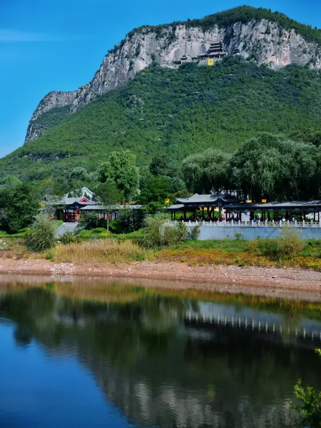 This is a guide to a one-day hiking tour of the suspended nine-chain Huaxia ancestral temple
