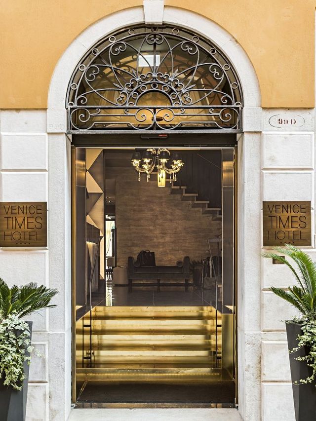 🌟 Venice Vistas & Cozy Comforts: Hotel Highlights 🌟