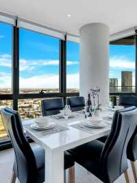 🌟 Melbourne Magic: Docklands Delight with Stunning Views 🌟