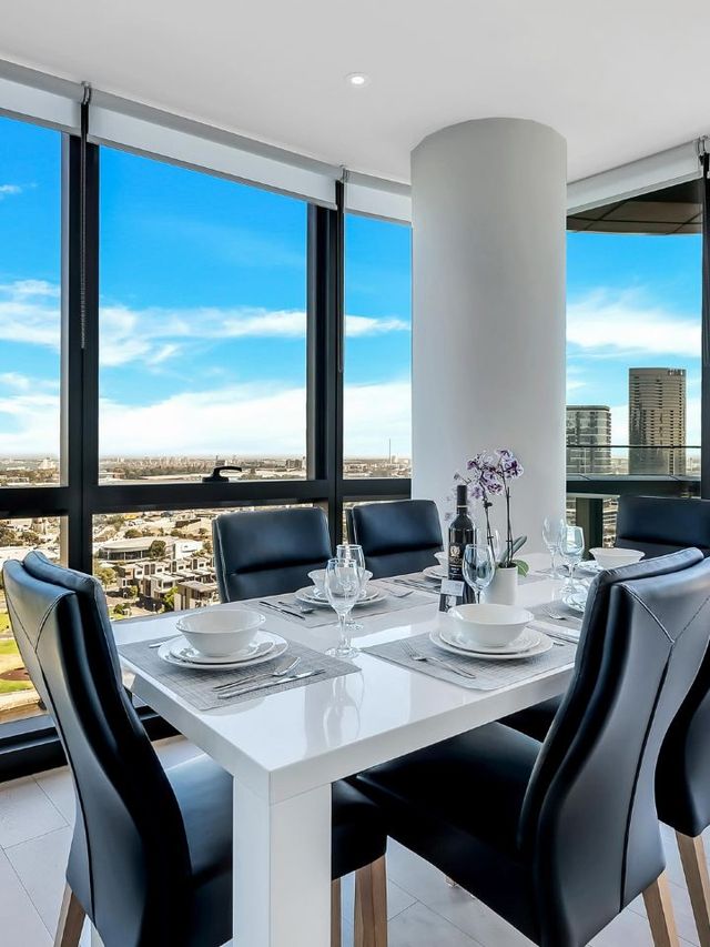 🌟 Melbourne Magic: Docklands Delight with Stunning Views 🌟