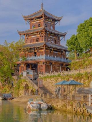Zhouzi Ancient Town, the last pier town on the Jialing River, has been rated as the most beautiful small town in China. 