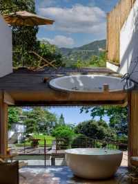 簡直難以想像，峨眉山竟有北歐森林童話泡湯樹屋。