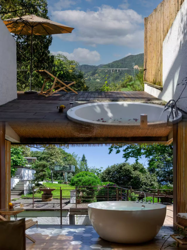 簡直難以想像，峨眉山竟有北歐森林童話泡湯樹屋。