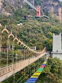 玻璃棧道凌空懸，你敢挑戰九皇山的心跳嗎？