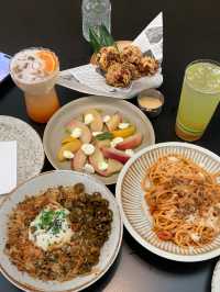 今日嘅人設係請食飯嘅靚女姐姐