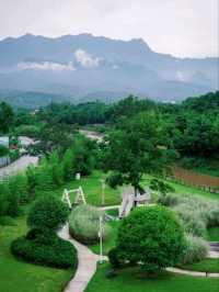 Rain-soaked at Qingcheng? No—kids blissed out in a hot spring, watching mountain mist.