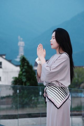 Explosive Photo Spot! This Jiuhuashan Homestay Terrace Frames the Ksitigarbha Bodhisattva Perfectly!