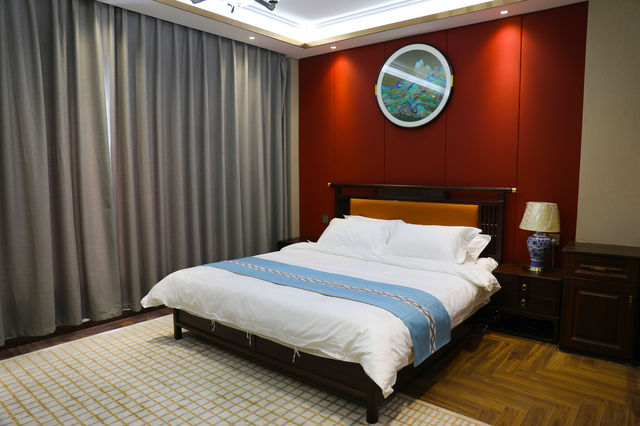 依林庭院（拉卜楞寺店）：佛國旁的木質暖居