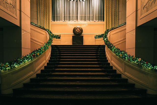 魔都外灘半島酒店超大聖誕樹已就位 魔都外灘半島酒店超大聖誕樹已就位