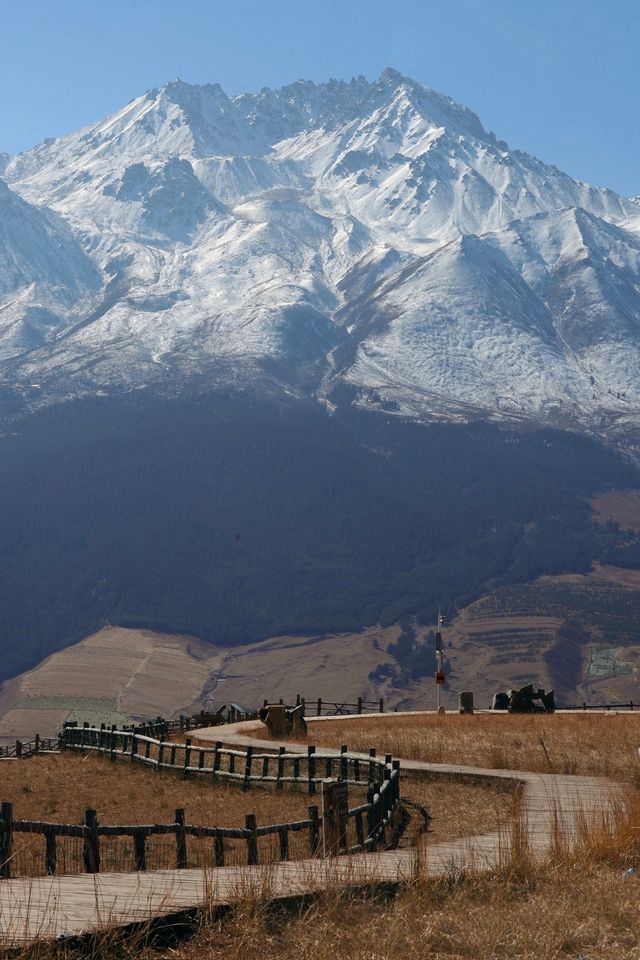祁連山秋冬奇遇：從色彩派對到靜默雪國 