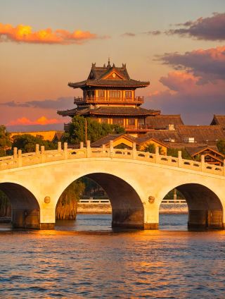 Promise me, you must climb the Kaifeng City Wall at sunset.