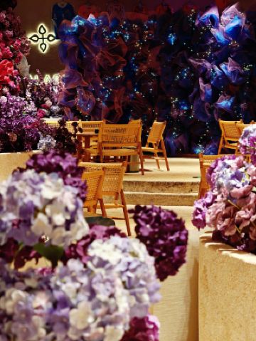 보라색 꽃밭 속의 창사 미식