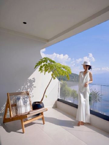 Right now, you can enjoy the most romantic Dali experience just by standing on your balcony!
