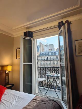 Paris! My favorite chic hotel on the Champs-Élysées.