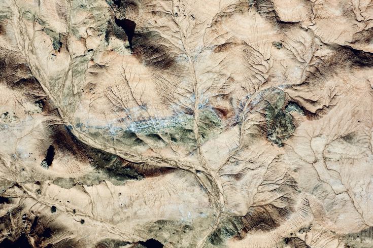 新疆の秘められた火焔山！バイチェン紅石林、何億年もの歳月が刻んだ
