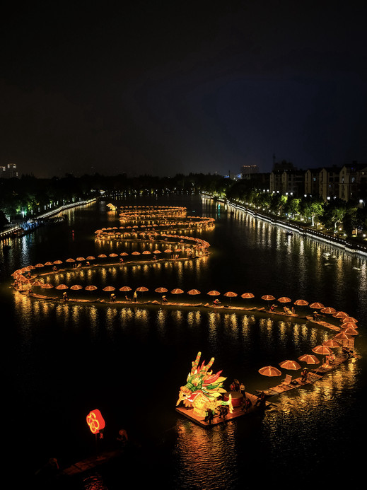 This golden dragon on the water was directly deified and rushed