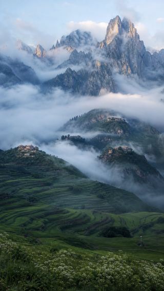 Fly 3 hours into the 20℃ cloud-hidden Tibetan village, where the morning mist of Zhagana lifts the village to the sky