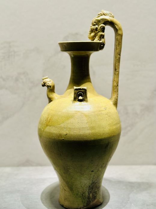 山西省博物館に人々が集まり、陶磁器の工芸品を鑑賞する中で、火花が