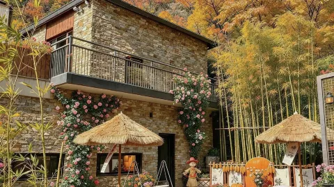 A hidden autumn homestay in the deep mountains, where opening the window reveals hills of red leaves — traveler post in Anji