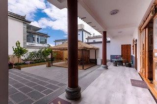 Reside by Erhai Lake | Creek, Rain, and Autumn Breeze: A Poetic Chinese-Style Retreat in Caicun Village