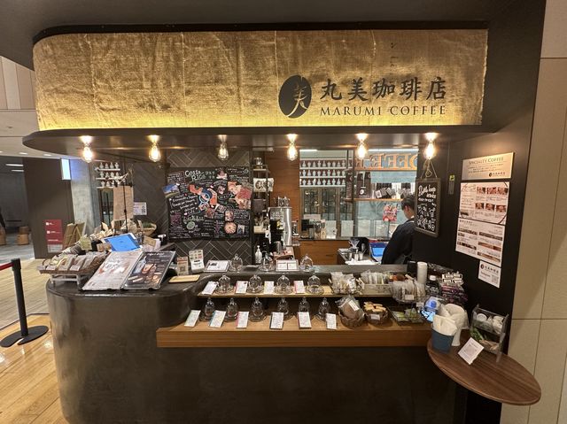北海道・札幌。『丸美珈琲店 MARUMI COFFEE STAND』のスペシャリティコーヒーソフト