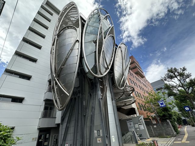 東京・文京区。実はこれ、駅の入り口と換気塔です『飯田橋駅換気塔』