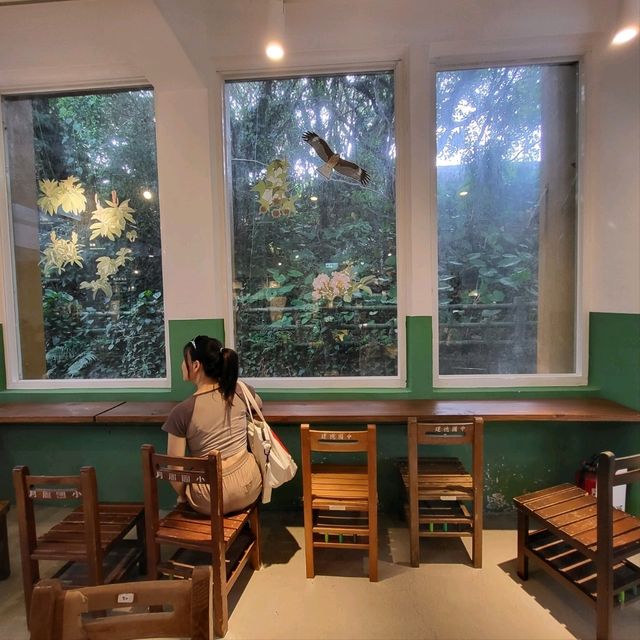 基隆最美的風景書店！一邊看書一邊品茶、咖啡，眺望基隆內港山海景觀！