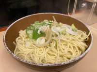 福岡・天神。390円でとんこつラーメンを楽しむ『楽勝ラーメン』