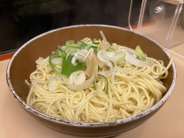 福岡・天神。390円でとんこつラーメンを楽しむ『楽勝ラーメン』