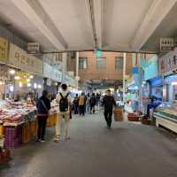 人潮眾多廣藏市場