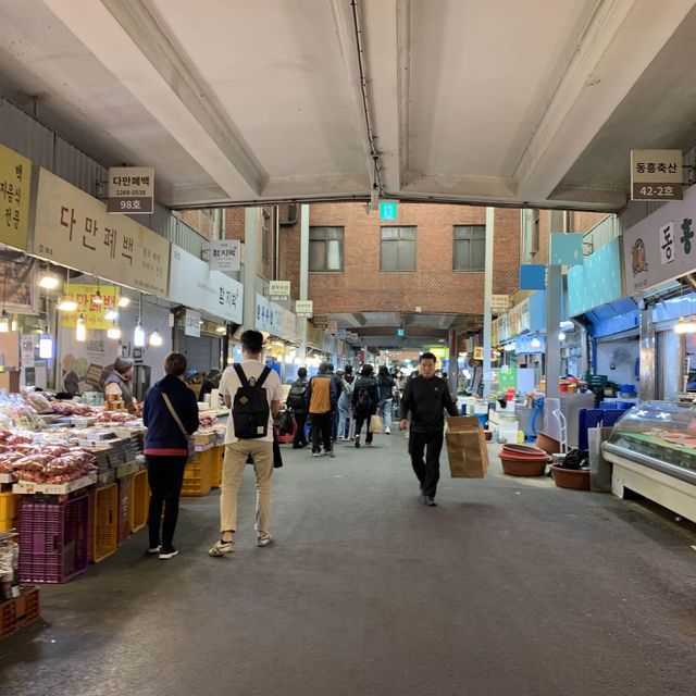人潮眾多廣藏市場