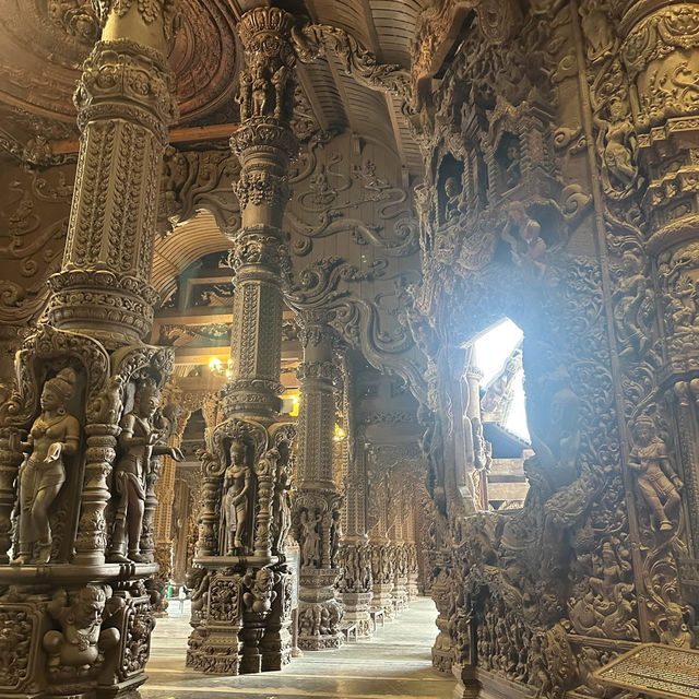 芭堤雅必去景點～世界最大木雕建築真理寺