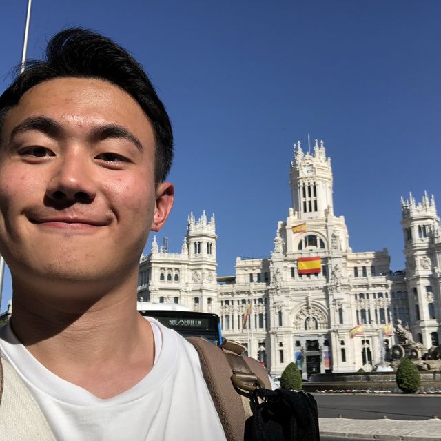 화려한 대리석 조각상 분수대가 있는 시벨레스 광장⛲️