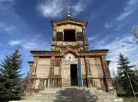 128년 된 목조 성당인 Holy Trinity Cathedral. 
