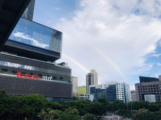 台北｜🌈🌤️美麗雙彩虹🌈📍 101大樓2樓連通天橋