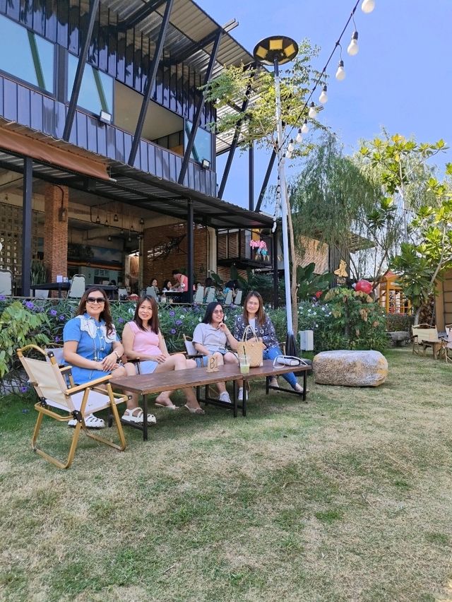 นั่งรถไฟจิ๋วที่ชานชาลา 22 คาเฟ่