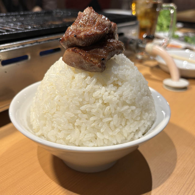 【大阪・難波】通常の1.5倍のボリュームカットが自慢「ライブ焼肉 てんぐ 千日前店」