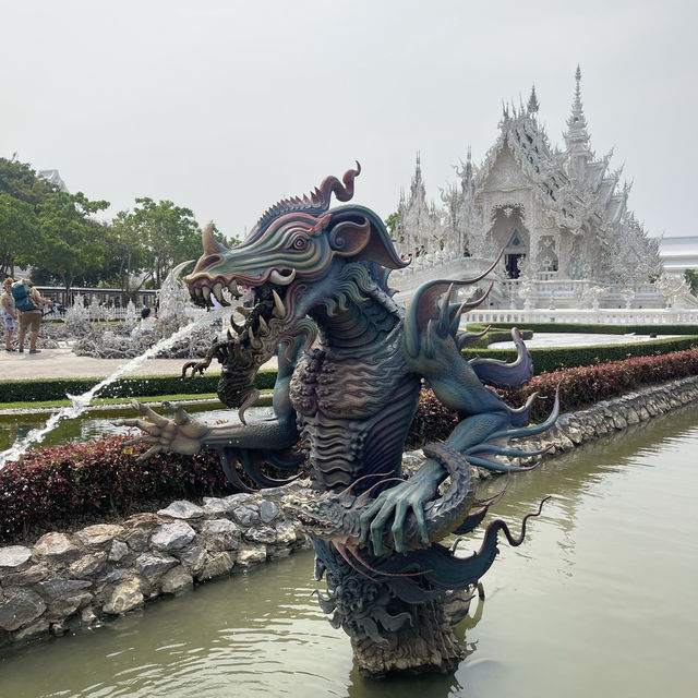 The fascinating white temple of Chiang Rai