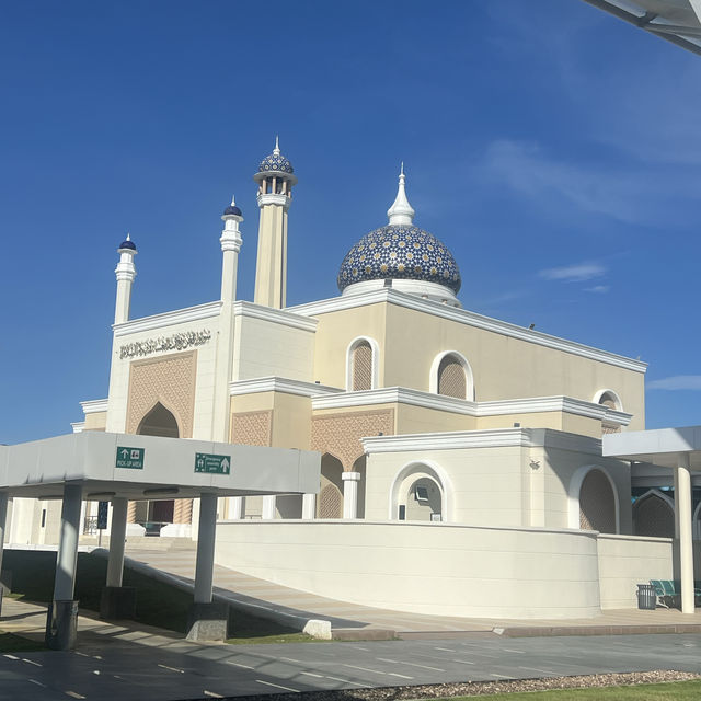nice airpot with very beatiful mosque
