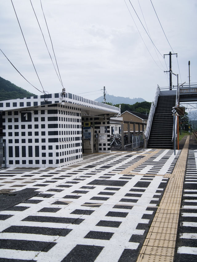 【岡山】アートプロジェクトの一環からできたモノクロの格子の無人駅🚉