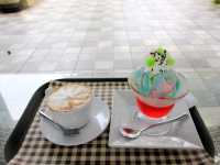 จิบกาแฟริมทะเลสาบที่ Sunset Lagoon 