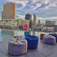 Rooftop Bar ที่มีโชว์ควงกระบองไฟในกทม