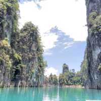 เขาหินปูนในน้ำสีเขียวมรกต