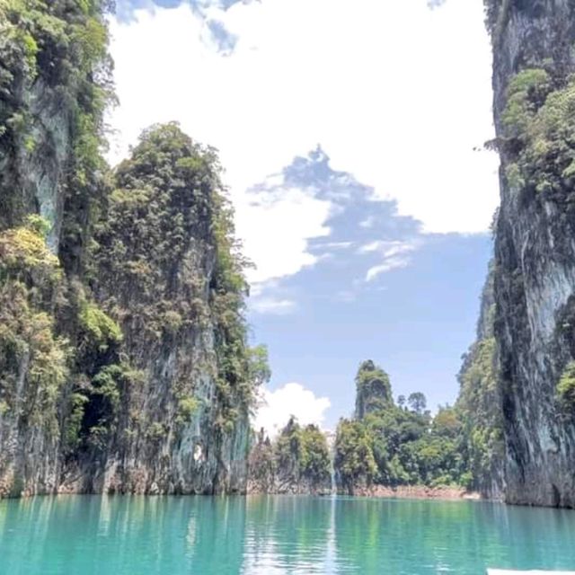 เขาหินปูนในน้ำสีเขียวมรกต