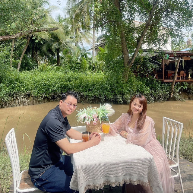 อัมพวา บ้านพักเรือนเสน่หา ริมคลอง 