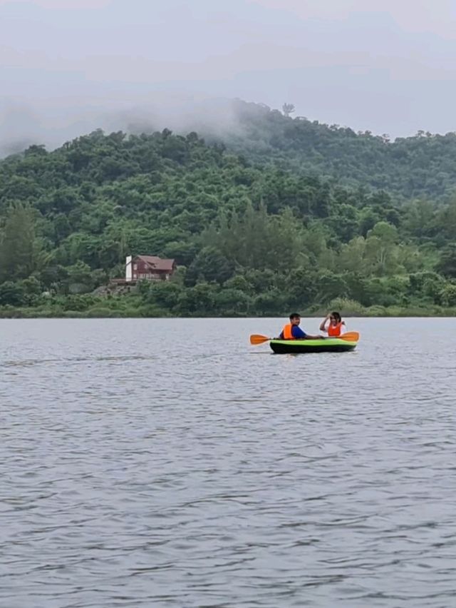 พายเรือ ทะเลสาบแถวราชบุรี