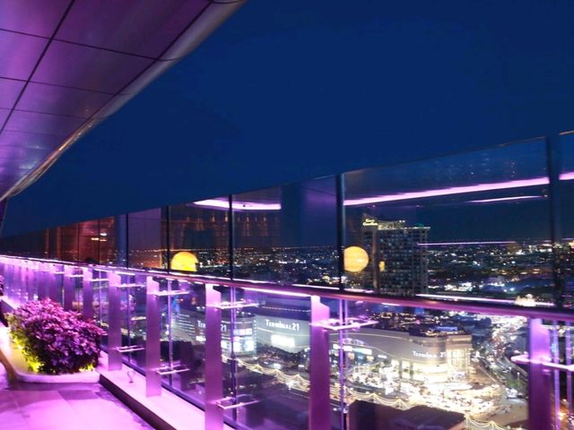 Sky pool ยามค่ำคืน 