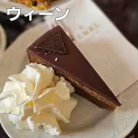 [ウィーン]ウィーンの伝統的なスイーツ"ザッハトルテ"の有名店[Demel]
