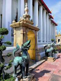 A exploration to Wat Pho, temple of the Reclining Buddha!