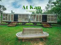 คาเฟ่ริมน้ำมีรถไฟวินเทจ กาญจนบุรี